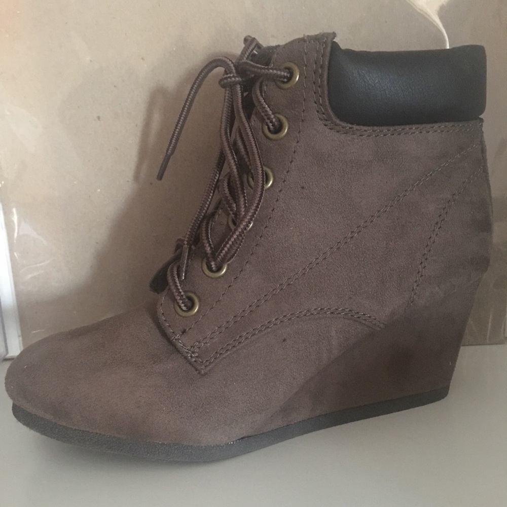 City classified wedge ankle booties